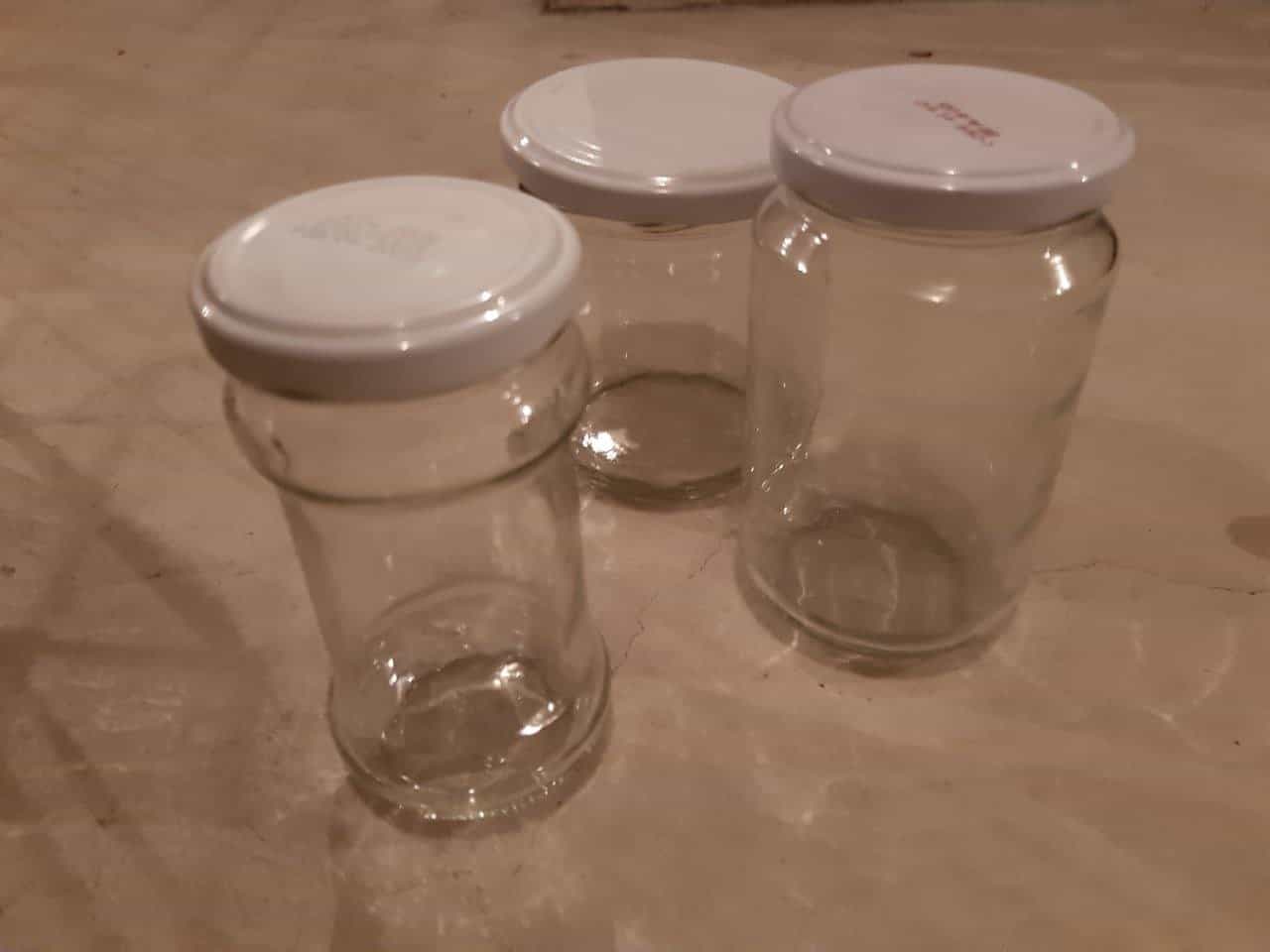 Verschiedene Gläser mit Deckeln
