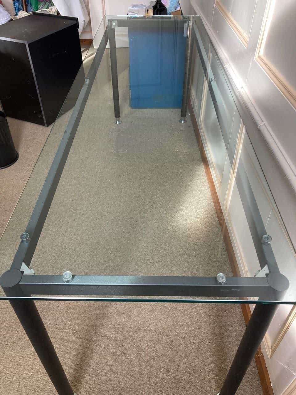 Glastisch mit Metallgestell (195 x 60 cm)