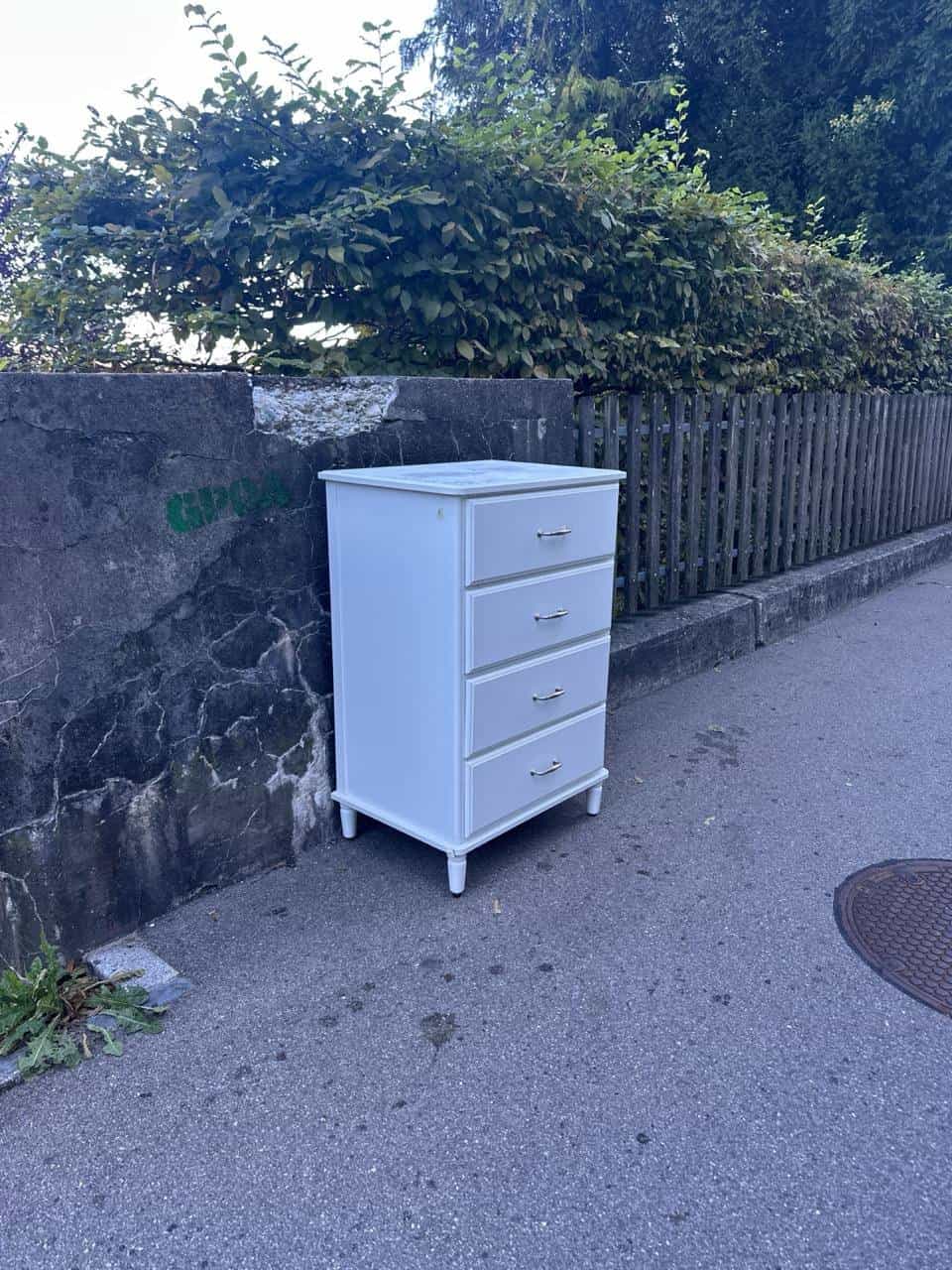 Weisser Kommode mit 4 Schubladen