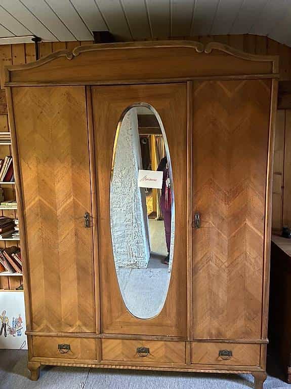 Dreitüriger Holzkasten