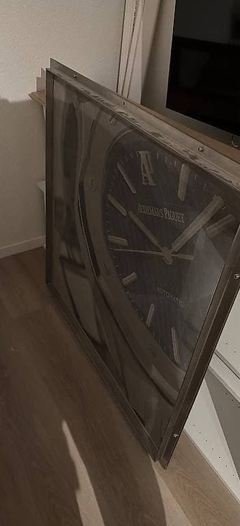 Metall Rahmen mit Netz und Uhr