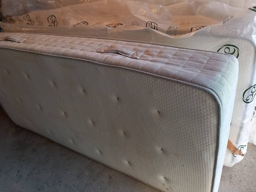 Bonjour je donne deux matelas 90 pour 2m