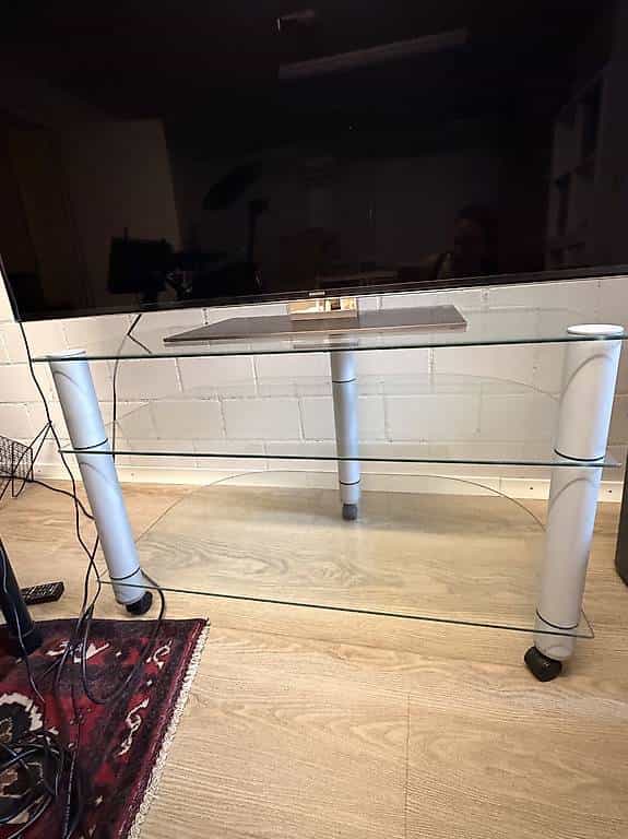 TV-Glasregal auf Rollen gratis.
