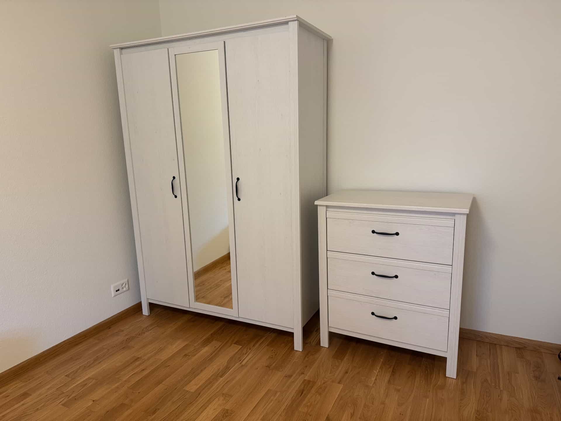 Schlafzimmer Ikea weiß (Bett, Kleiderschrank, Kommode)