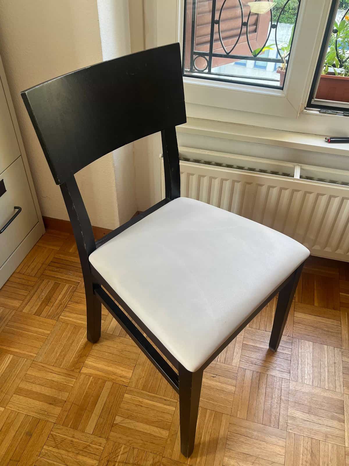 2 chaises noires et blanches