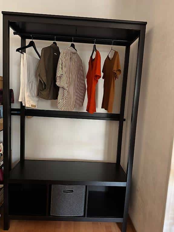 Armoire à habits ouverte