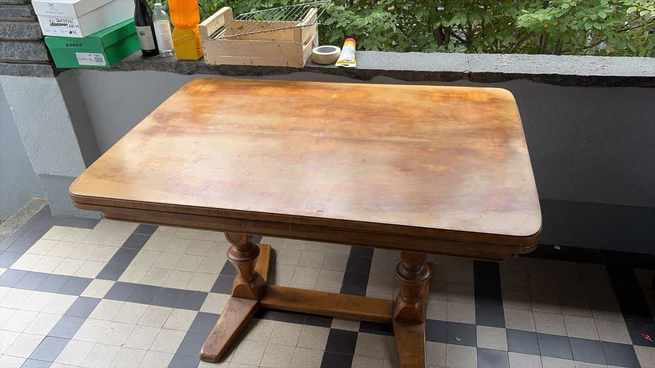 Ausziehbarer Holztisch