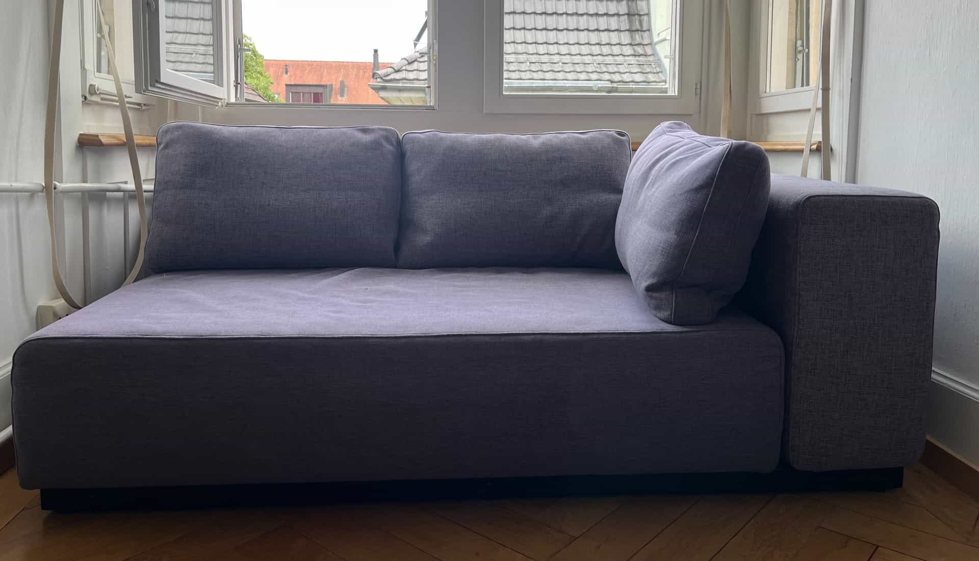 Sofa grau mit Kissen