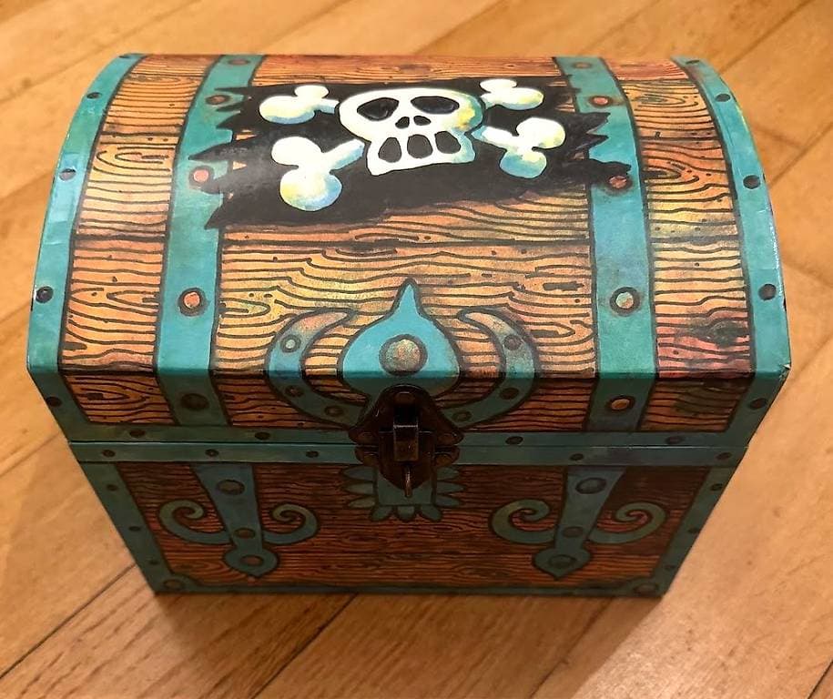 Piratentruhe mit doppelwandiger Decke