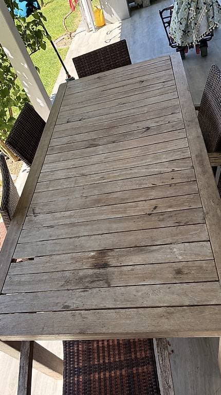 Grosser Gartentisch und 8 Stühle Teakholz