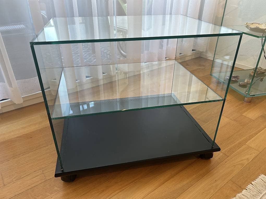 Kleiner Glastisch auf Rollen