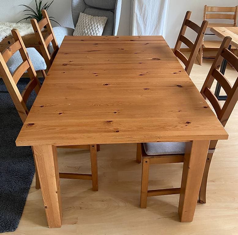ausziehbarer IKEA Tisch inkl. 6 passende Stühle