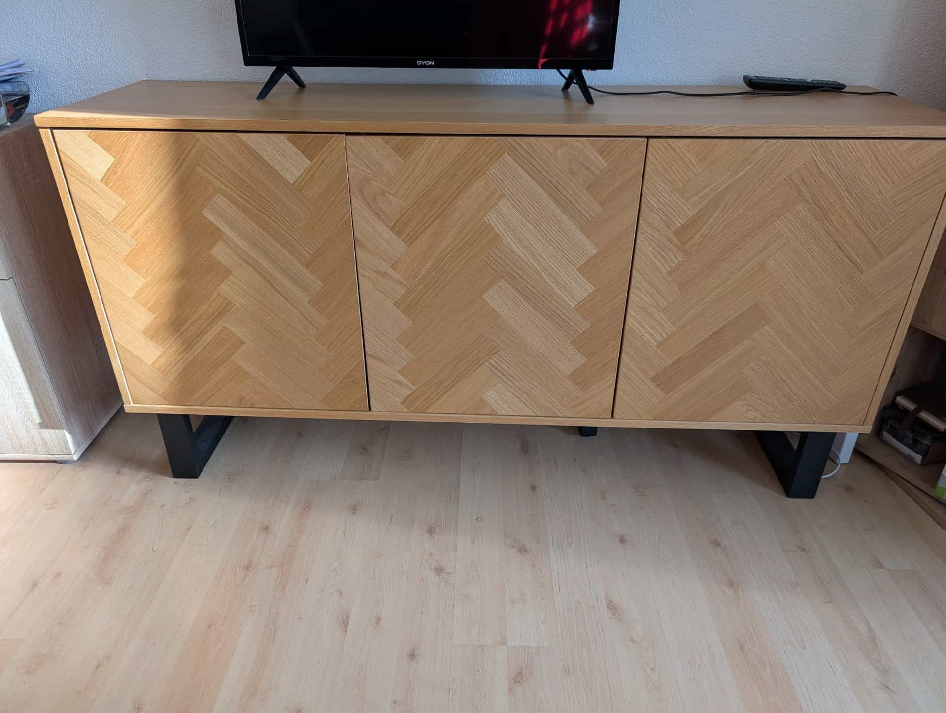 Sideboard Eiche, Fischgrätmuster, schwarze Metallfüsse