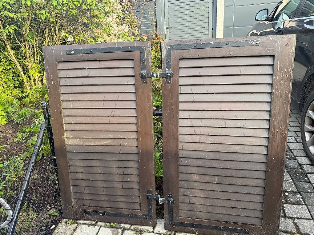 2 volets en bois + fenêtre de sécurité