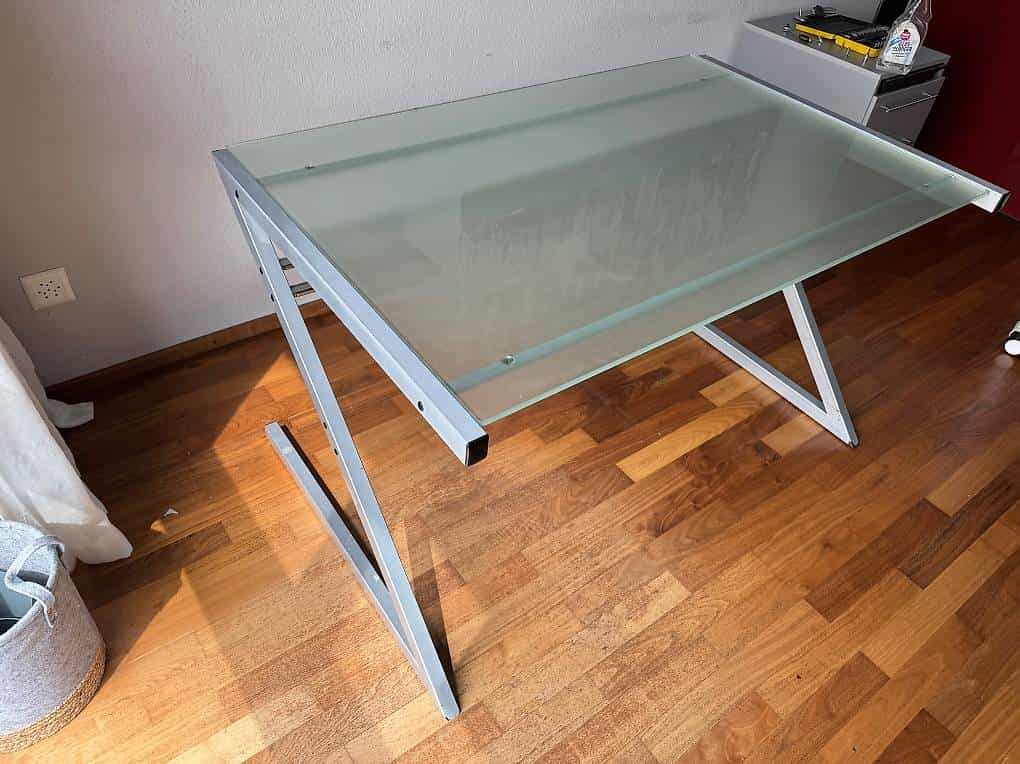 Bureau avec plateau en verre