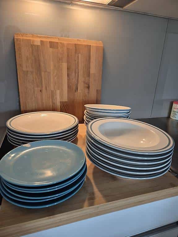 Gratis Geschirr IKEA 24 teilig (Teller u. Schüsseln)