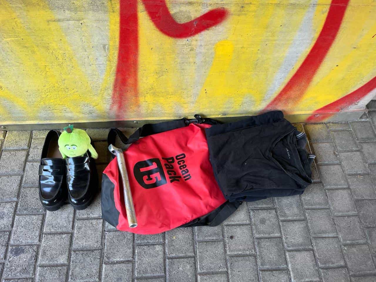 Schuhe, Rucksack und Spielzeug