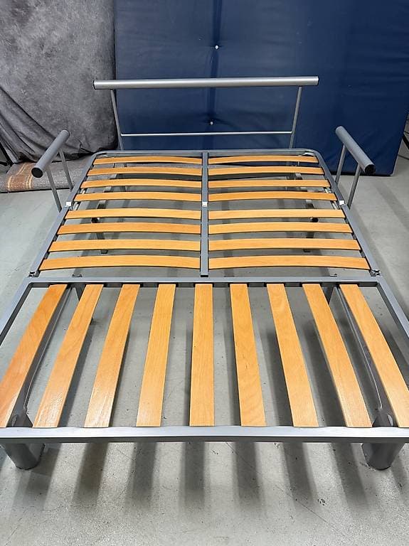 Gebrauchtes sauberes Klappbett