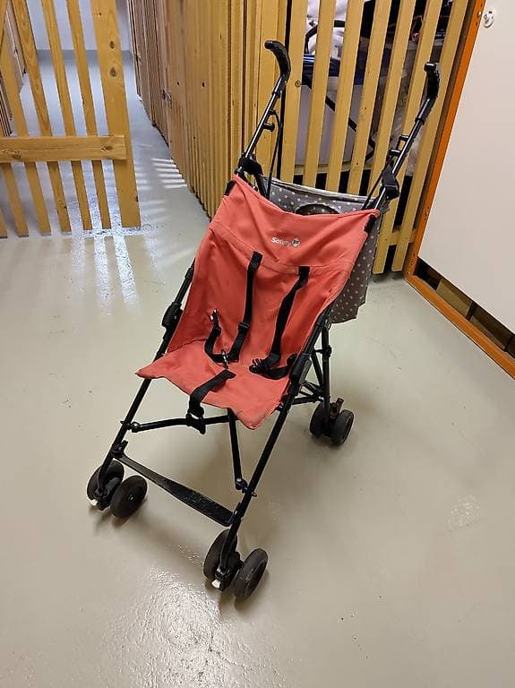 GRATIS einfacher klappbarer Kinderwagen zu verschenken