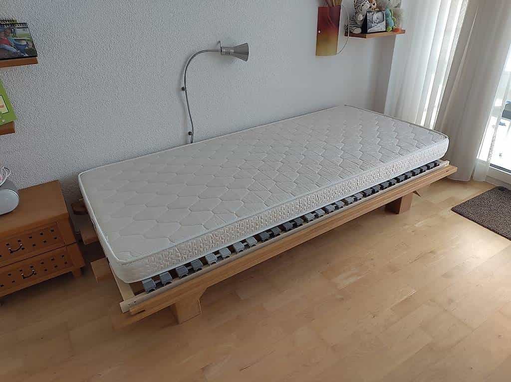 Einzelbett Trinatura Massivholz 90 x 200 cm