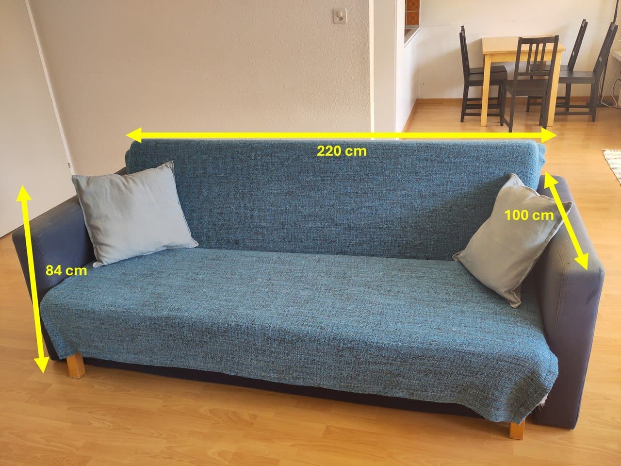 Rotes Sofa mit Decken und Kissen