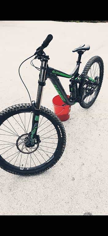 Vtt de descente giant glory