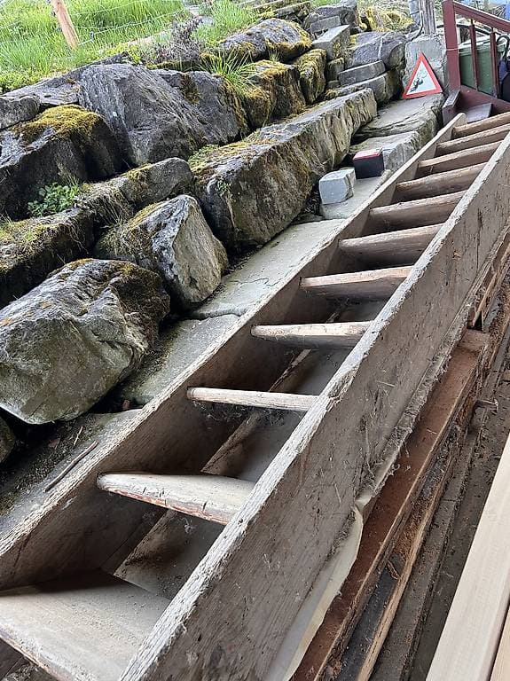 Schmale Scheunentreppe, alt