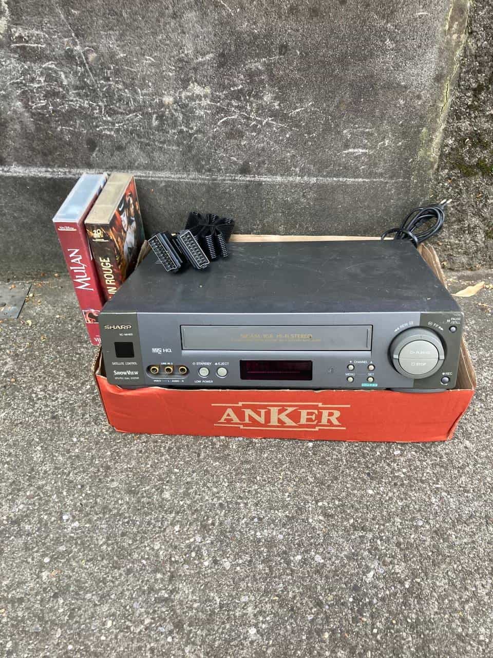VHS Player mit 2 Filmen