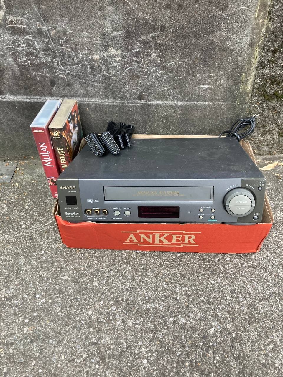 VHS Player mit 2 Filmen