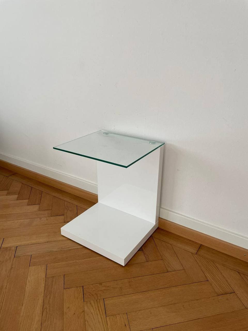 Weisses Regal, Glastisch und Kleiderstange