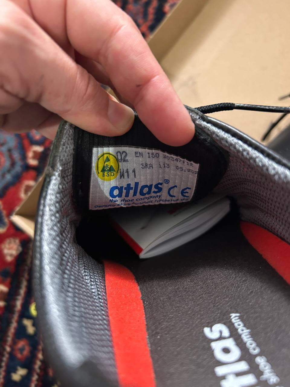 Neoprenanzug, Schuhe und Bikini