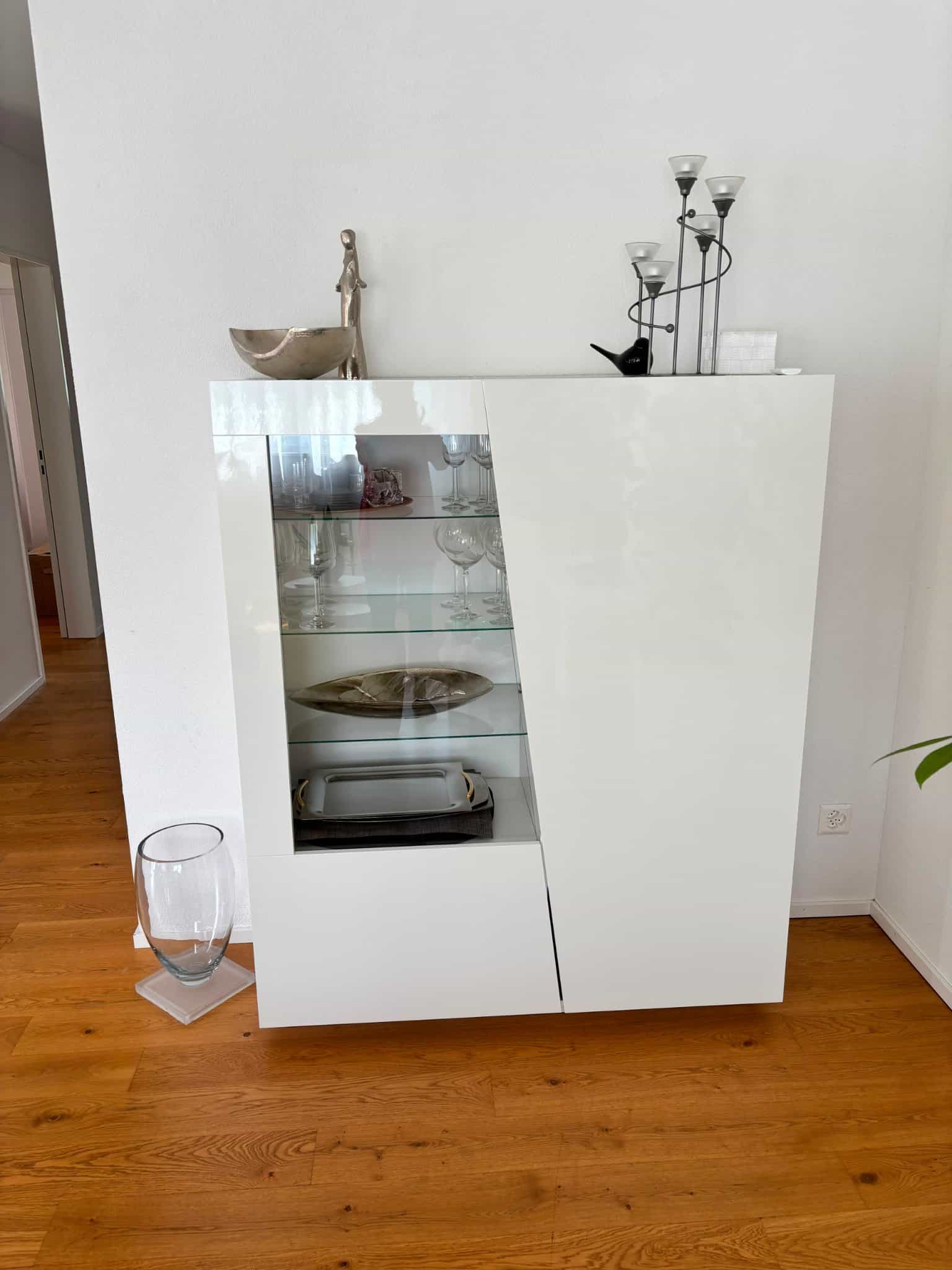 Vitrinenschrank weiss mit Glasstueren