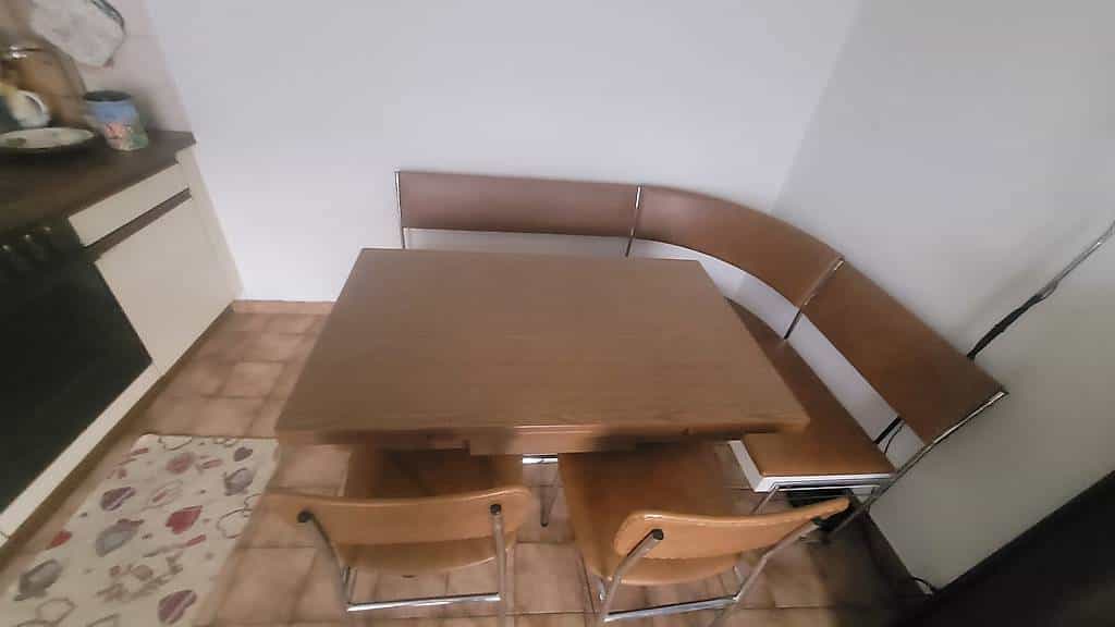 Libbreria, armadio e letto con tavolo e cassapanca