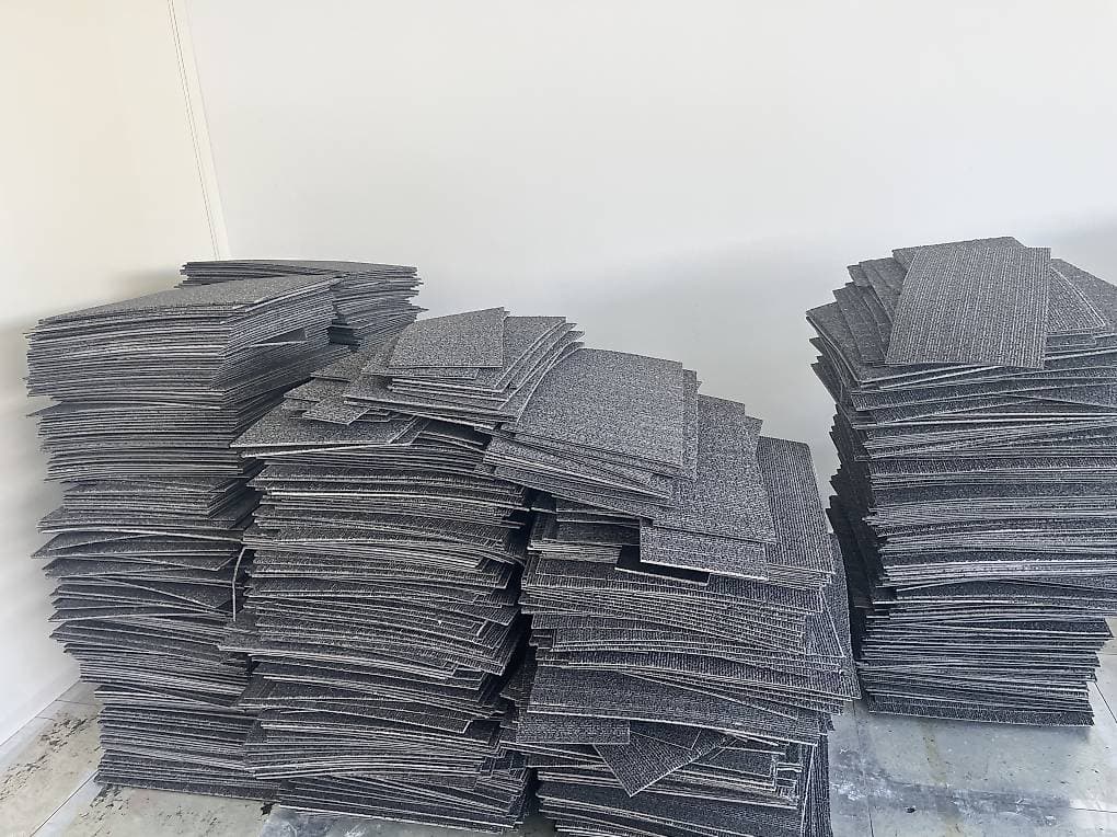 Carrés de moquette à poser