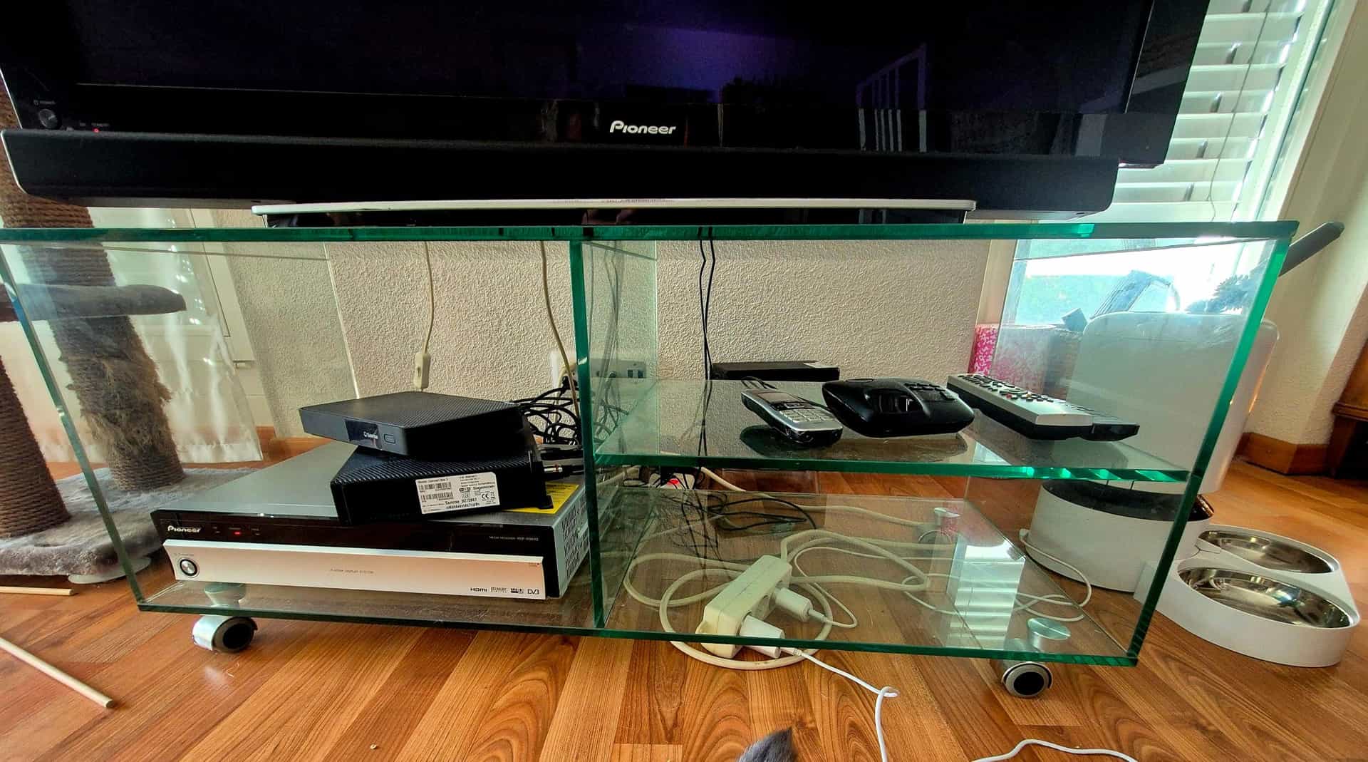 TV Rack, Glas auf Rollen