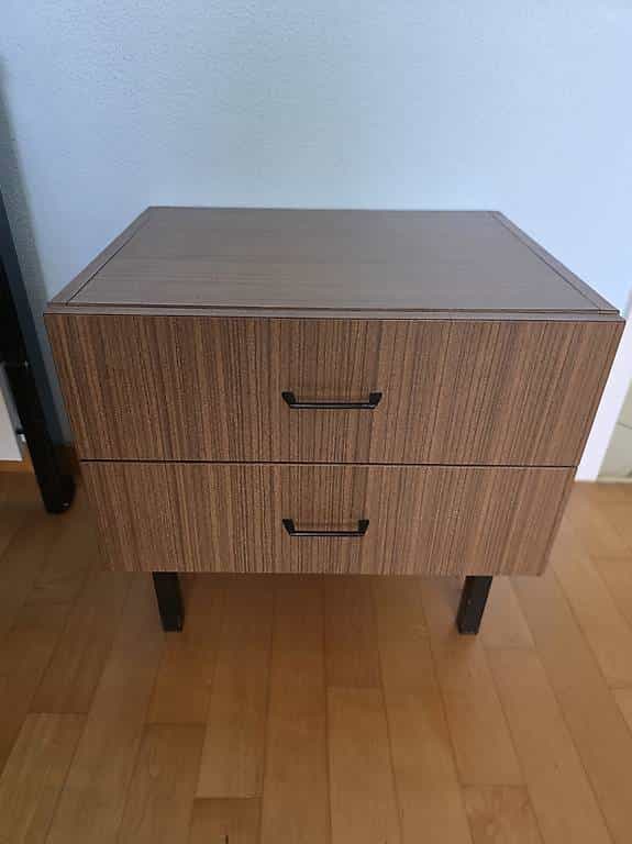 Nachttisch zu verschenken