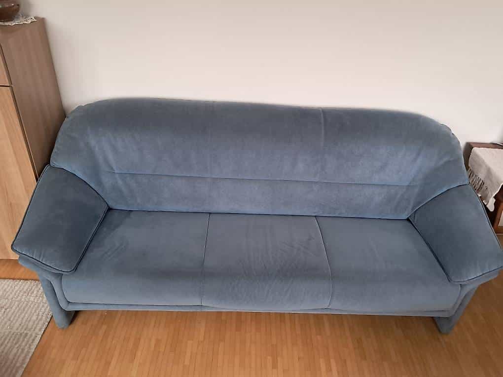 Ein Sofa aus Alcantara umständehalber GRATIS abzugeben