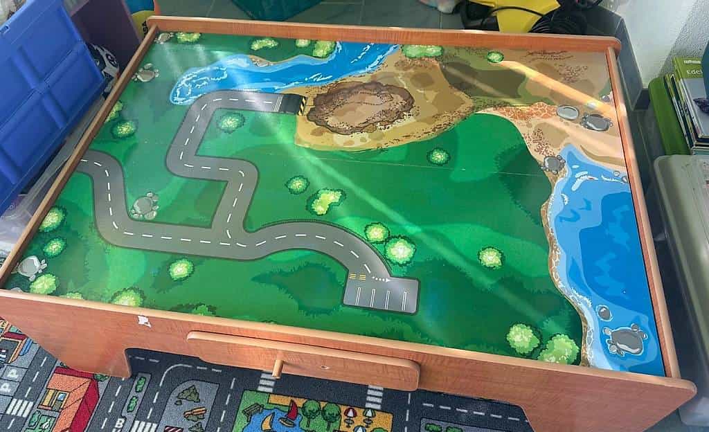 Spieltisch für kleine Eisenbahn usw.