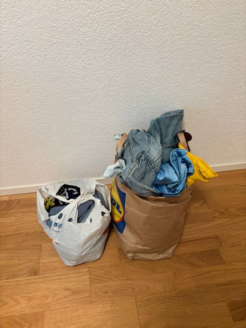 Zwei Taschen Mädchenkleidung Gr. S/XS