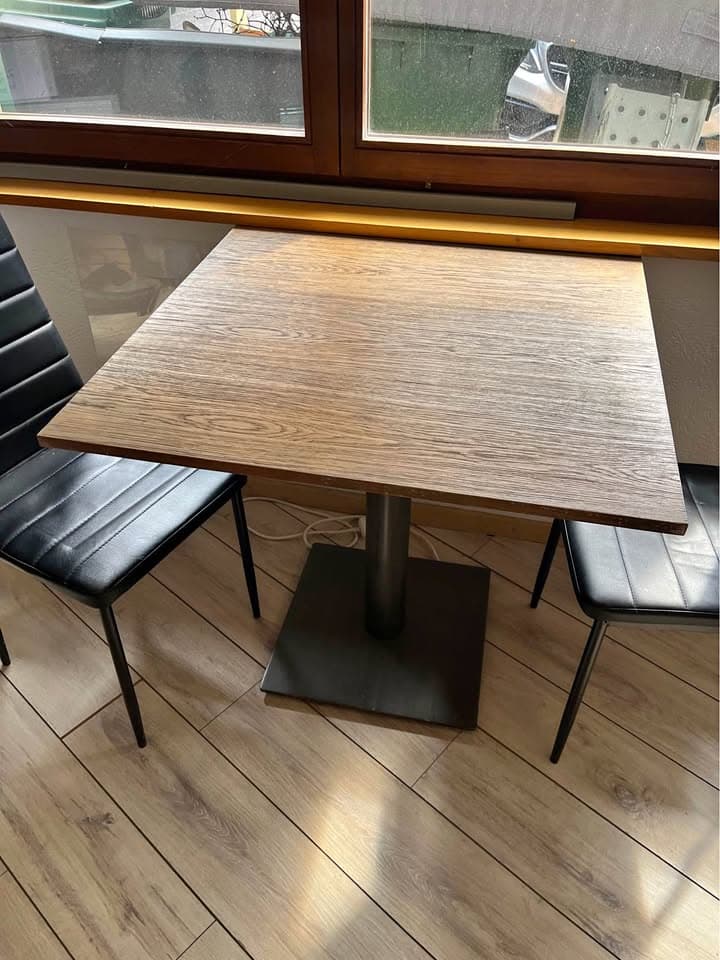 Tisch und 2 Stühle