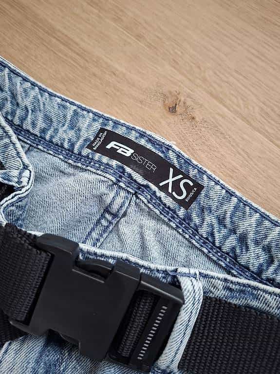 Jeans Grösse XS mit Gurt