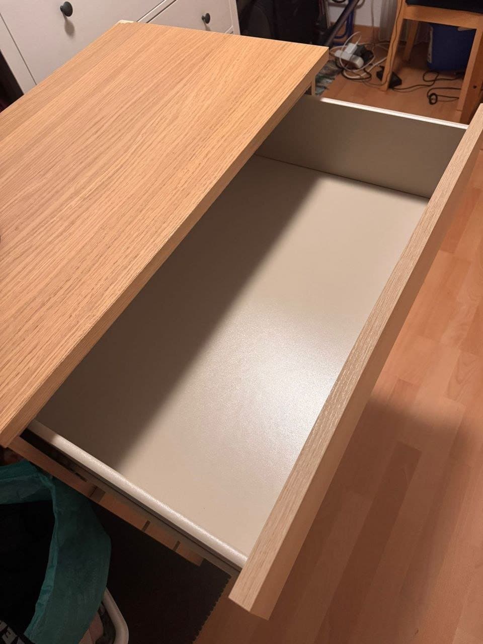 Möbelset - Tisch, Kommode, Bett und Regalsystem