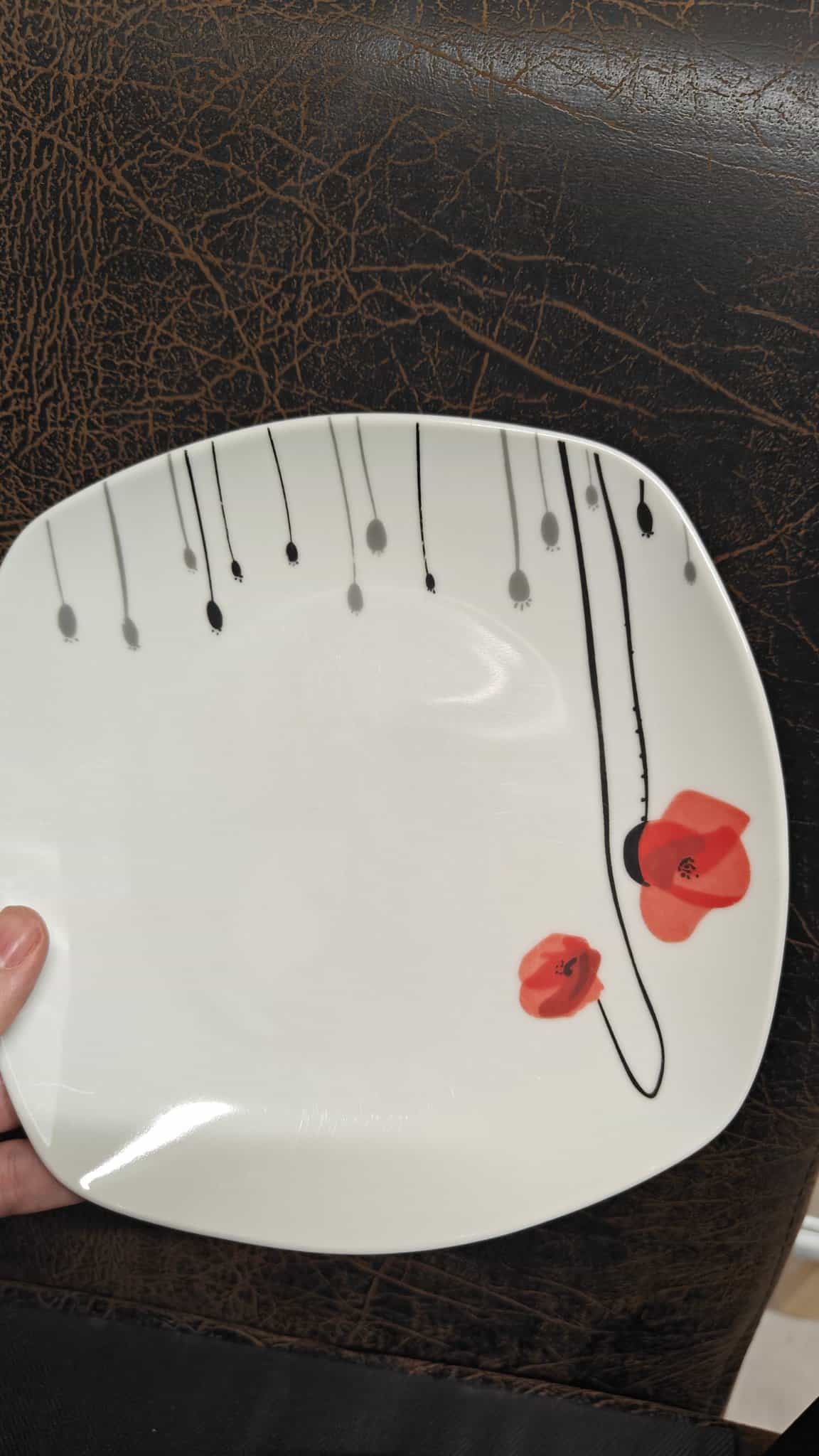 Geschirr-Set (Teller, Raklet, verschiedene Kristalgläser)