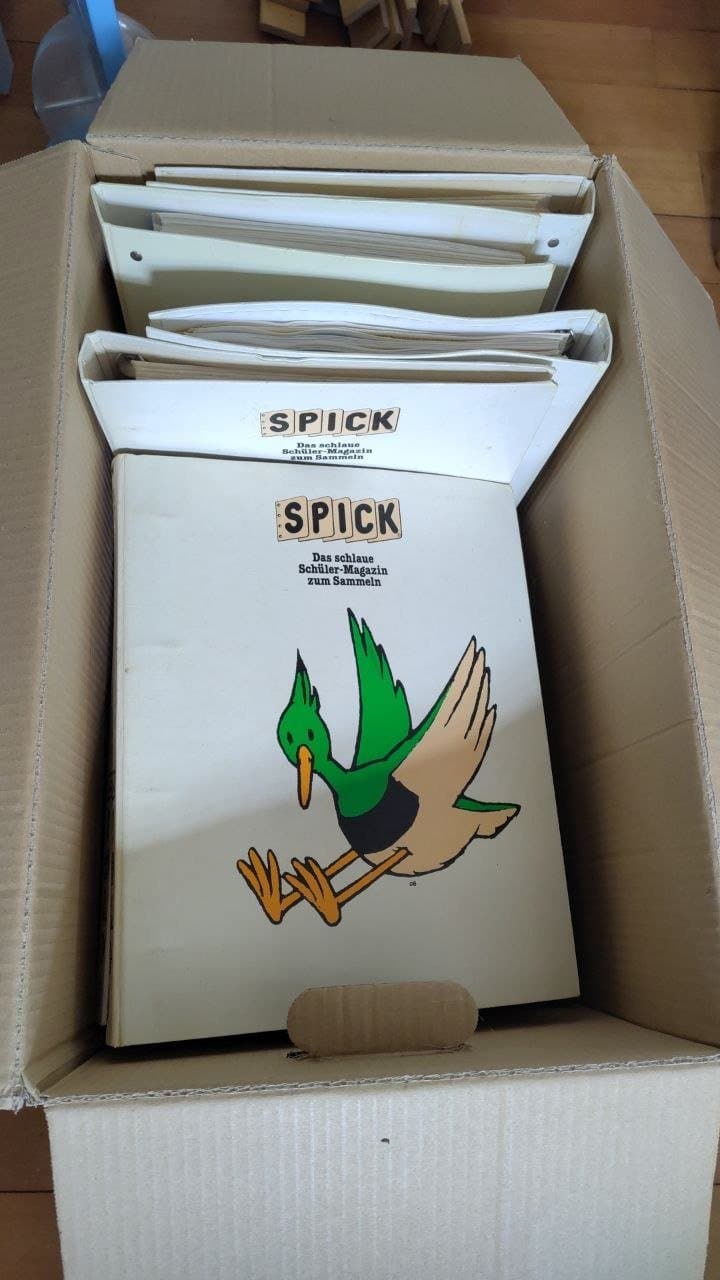 Karton mit SPICK Magazinen