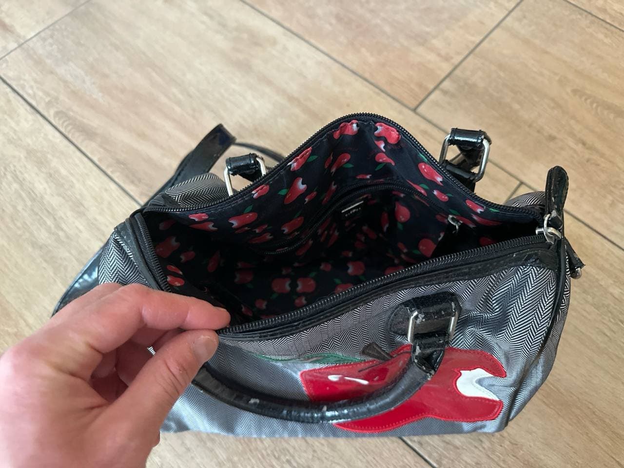 Tasche mit Apfelmotiv