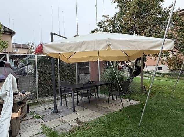 Grosser Sonnenschirm