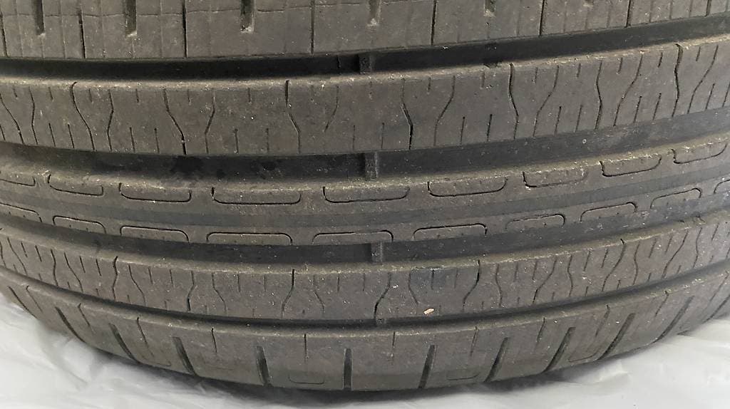 Sommerpneu 215/45 R20