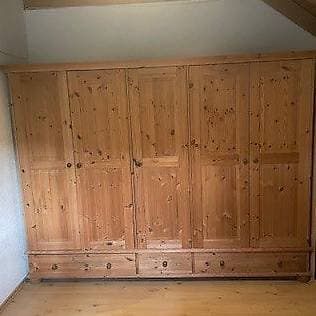Schöner Holzschrank, sehr geräumig