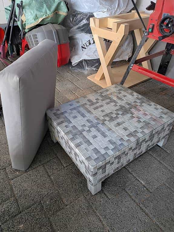 Tisch und Hocker für Sitzplatz