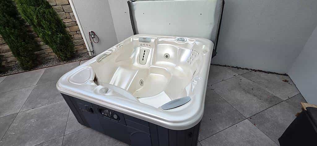A donner: Jacuzzi HotSpring 56 places